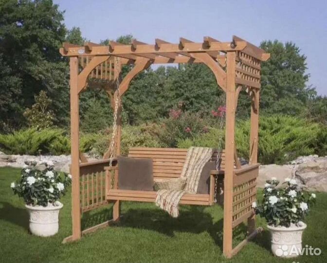 Деревянная пергола с качелями