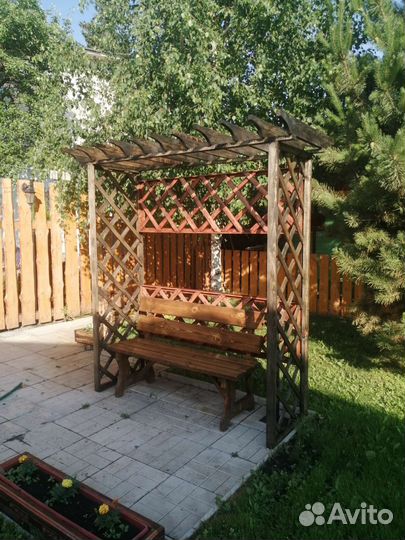 Пергола со скамьей