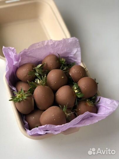 Клубника в шоколаде, финики и ягоды в шоколаде