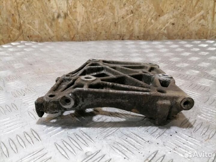 Кронштейн компрессора кондиционера Nissan Maxima a