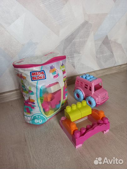 Конструктор мегаблокс: 105 деталей с машинкой