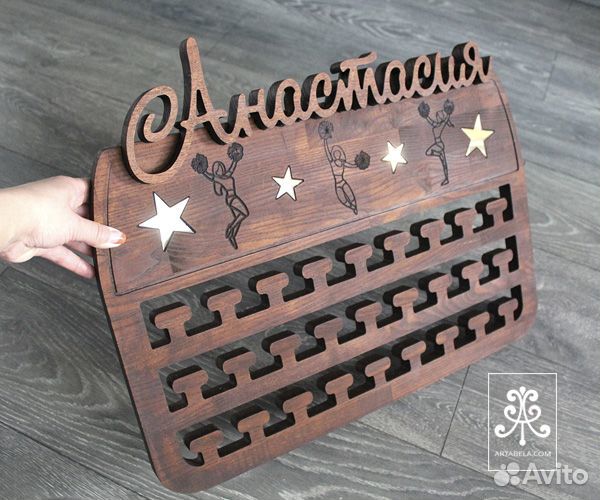 Деревянная медальница из дуба