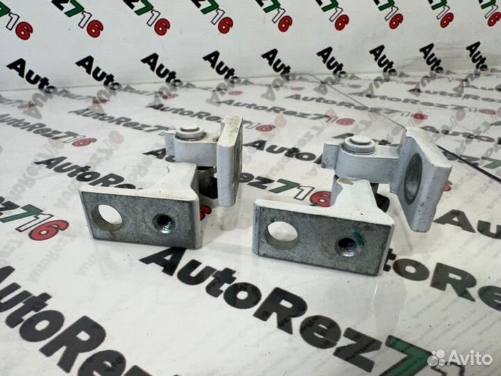 Петля двери задняя правая Volkswagen Polo 5