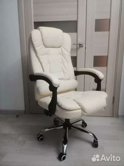 Бежевое кресло из Экокожи