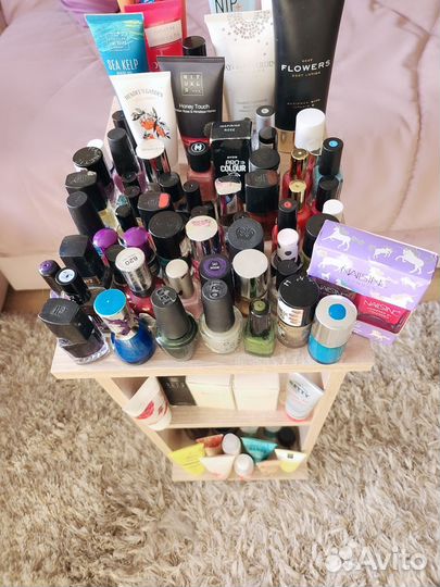 Лак для ногтей, крем для рук и тела