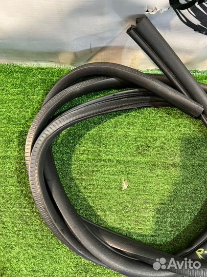 Уплотнитель двери задний левый Mitsubishi