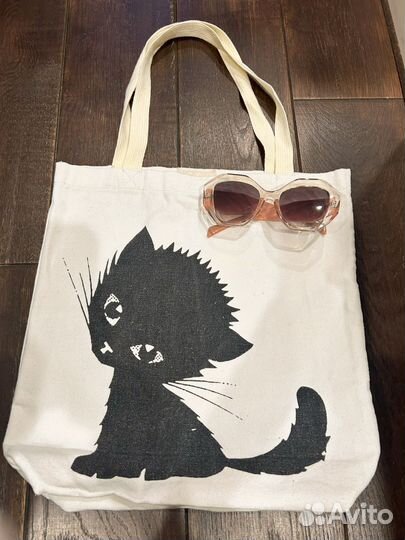 Пляжная сумка и солнцезащитные очки