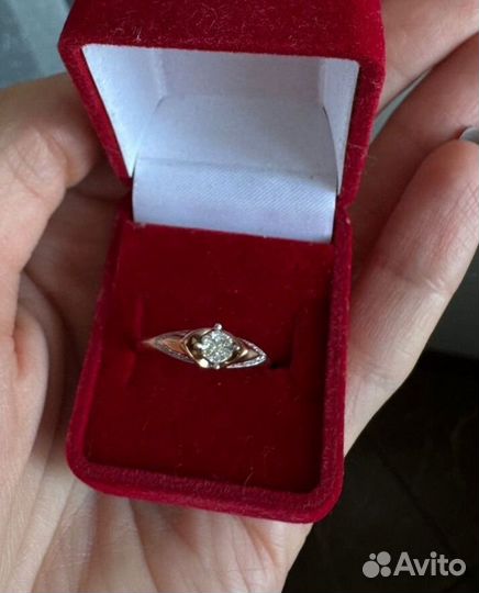 Золотое кольцо с бриллиантом