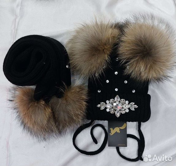 Шапка шарф с натуральными помпонами