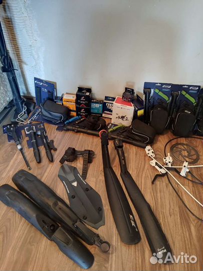 Велозапчасти и аксессуары. Насос, крылья, сумки