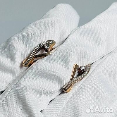 Золотые серьги с бриллиантом