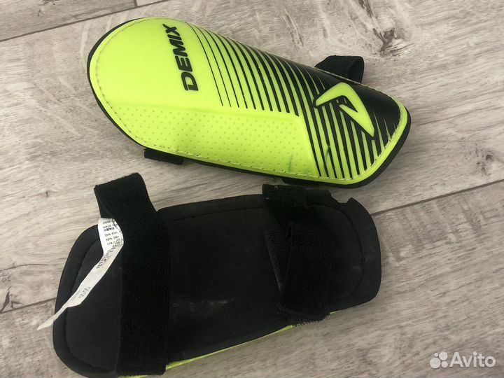 Футбольные щитки Demix