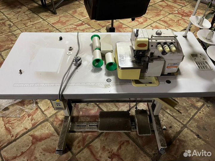 Оверлок промышленный трехниточный JY-B603