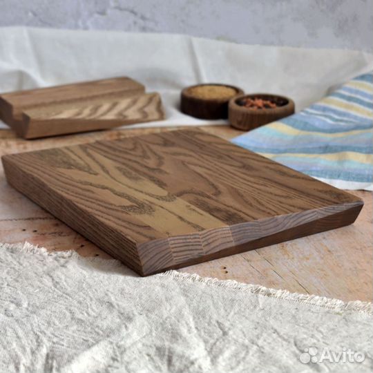 Деревянная разделочная доска на подставке