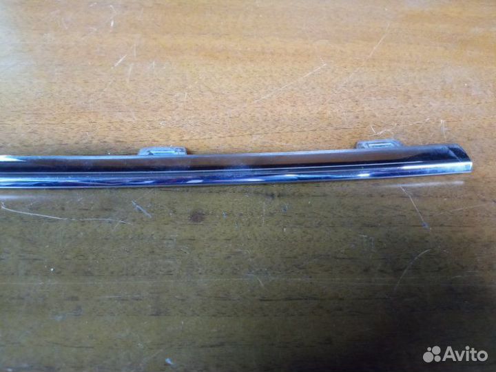 Молдинг решетки радиатора правый Volkswagen Polo