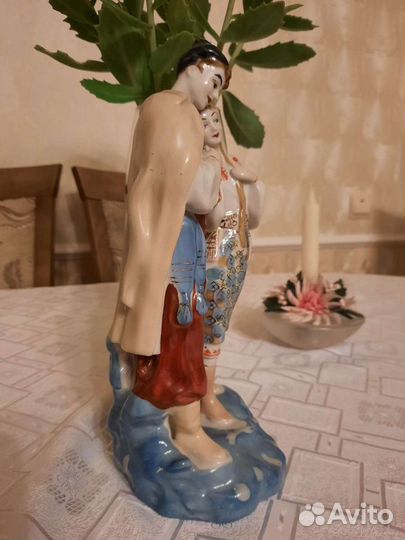 Фарфоровая статуэтка