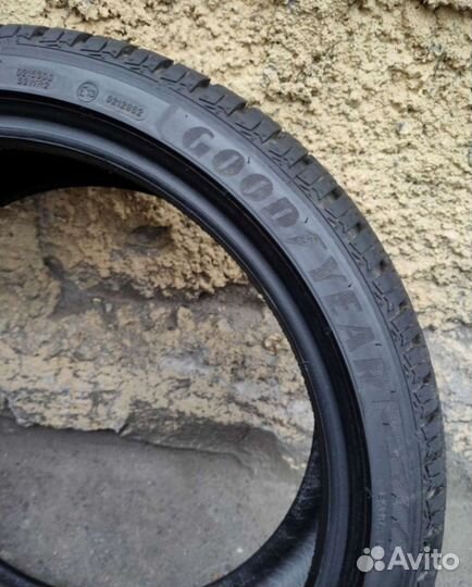 Goodyear UltraGrip 8 Performance 225/40 R18 92V