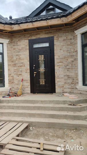 Входные металлические двери со стеклом и ковкой