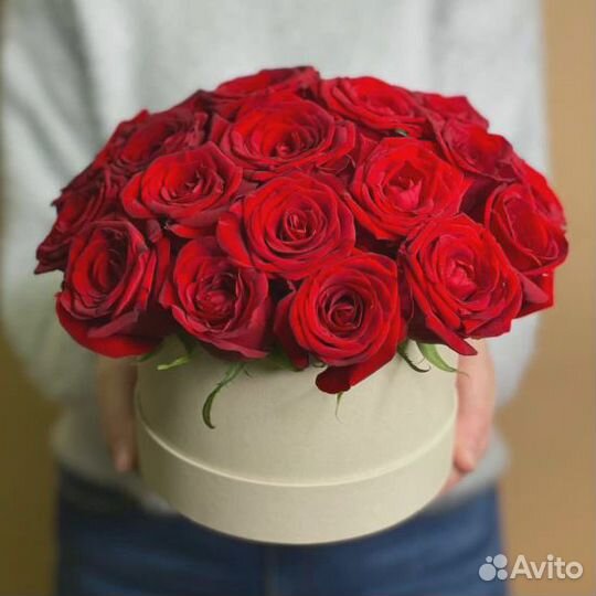 Шляпная коробка из роз на доставку