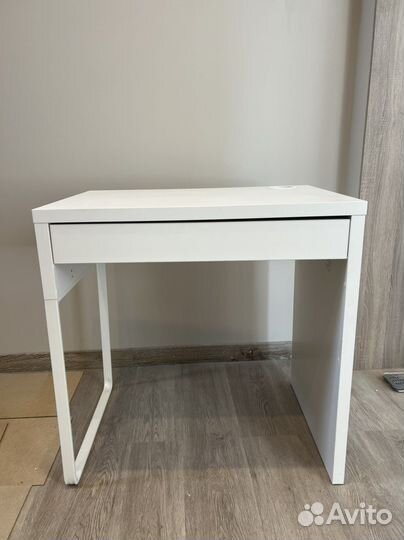 Компьютерный стол белый