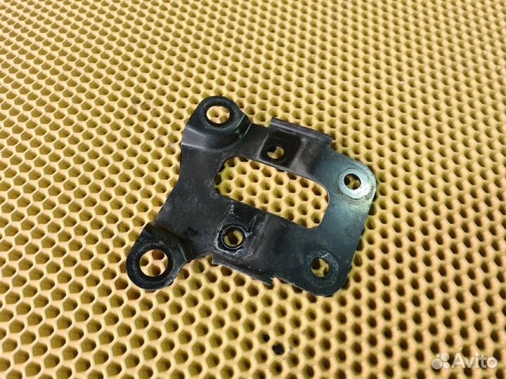 Кронштейн замка капота передний правый Infiniti