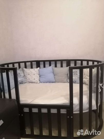 Детская кроватка с маятником