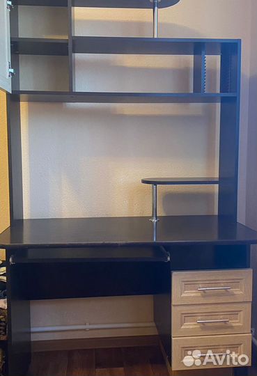 Письменный стол с ящиками