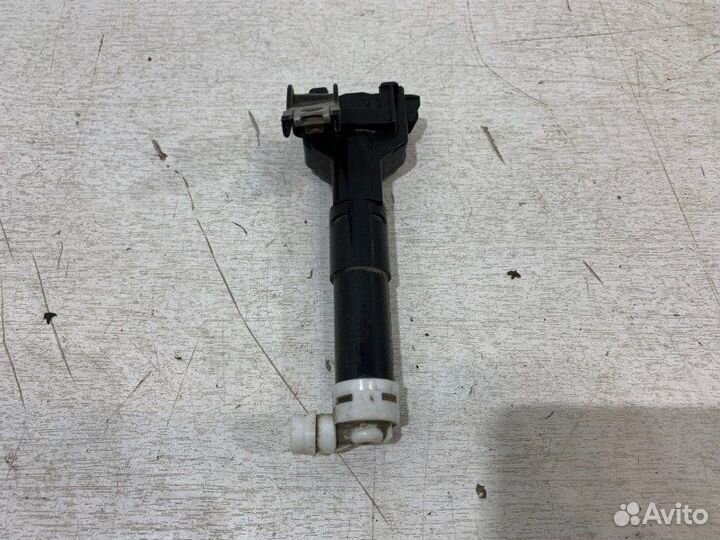 Форсунка омывателя фары передняя правая Toyota