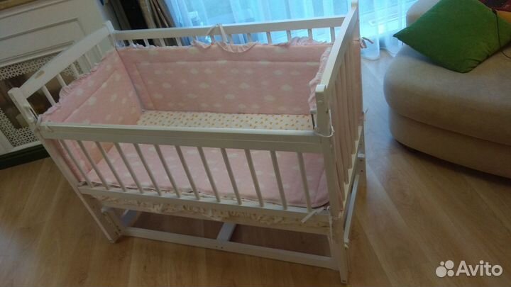 Детская кроватка с продольным маятником
