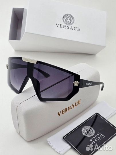 Солнцезащитные очки versace
