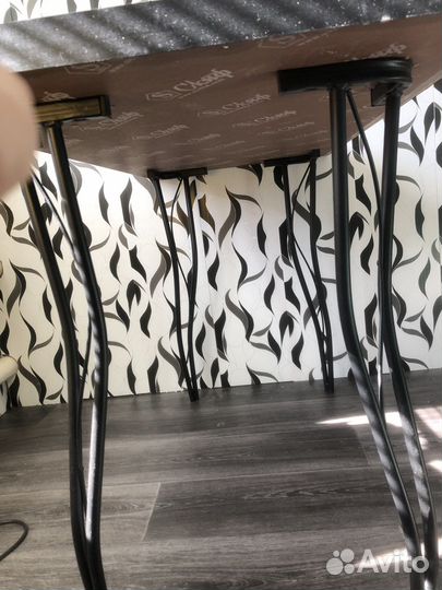 Обеденый стол