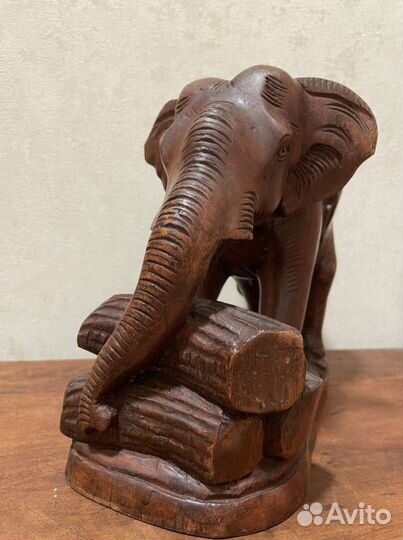 Слон из цельного красного дерева