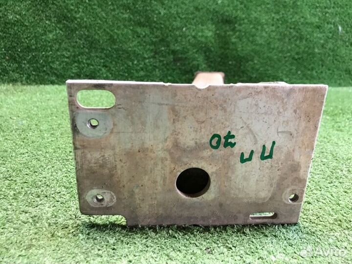 Кронштейн подрамника передний правый Peugeot 308