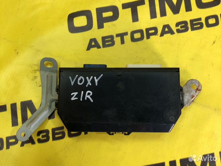 Блок управления задней правой дверью Toyota Voxy