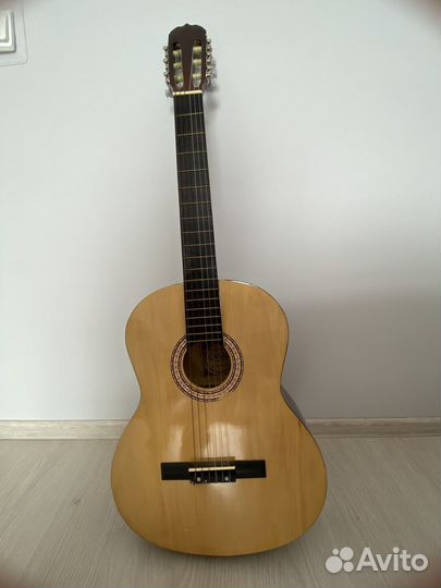 Классическая гитара с чехлом