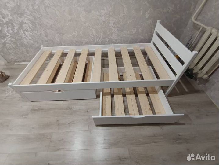 Кровать односпальная из массива