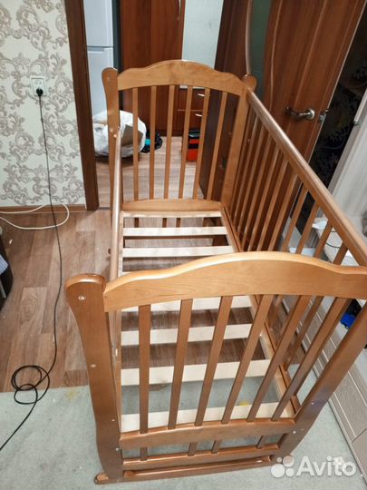 Детская кроватка с маятником