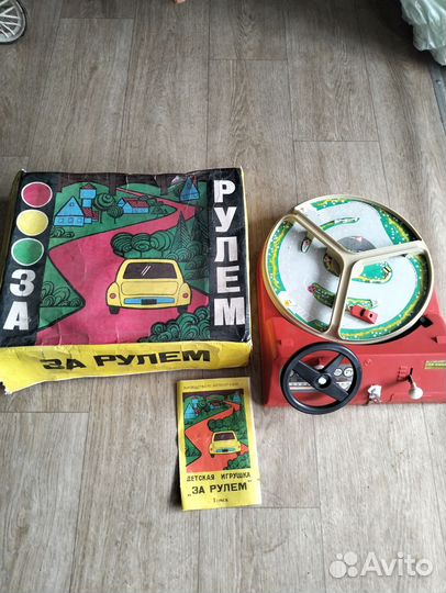 Детская игрушка за рулём