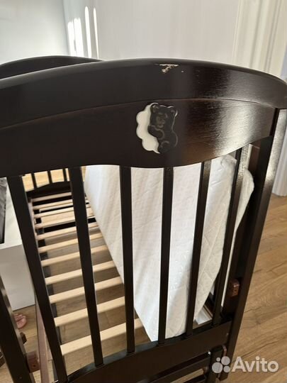 Детская кроватка с маятником