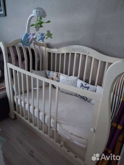 Детская кроватка с маятником и ящиком