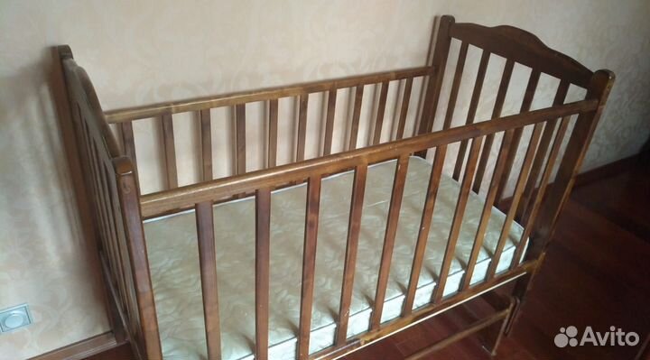 Детская кровать с маятником