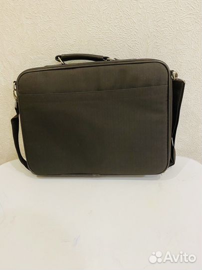 Вместительная сумка для ноутбука