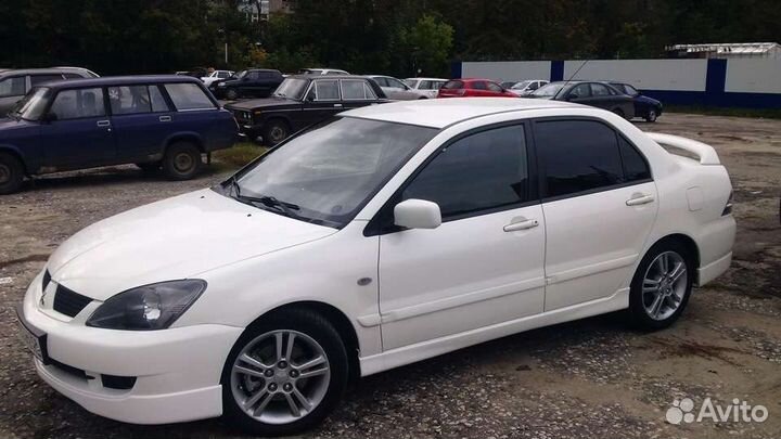 Суппорт передний левый Митсубиси Лансер 9. 2.0 л