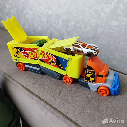 Hot wheels крушащий грузовик