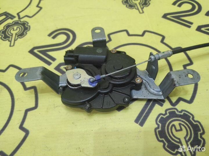 Замок двери задний правый Nissan Serena NC25