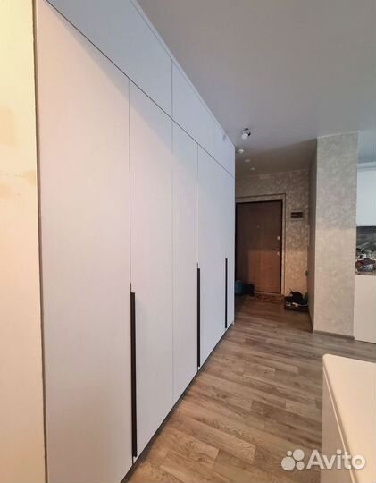 Современный распашной шкаф