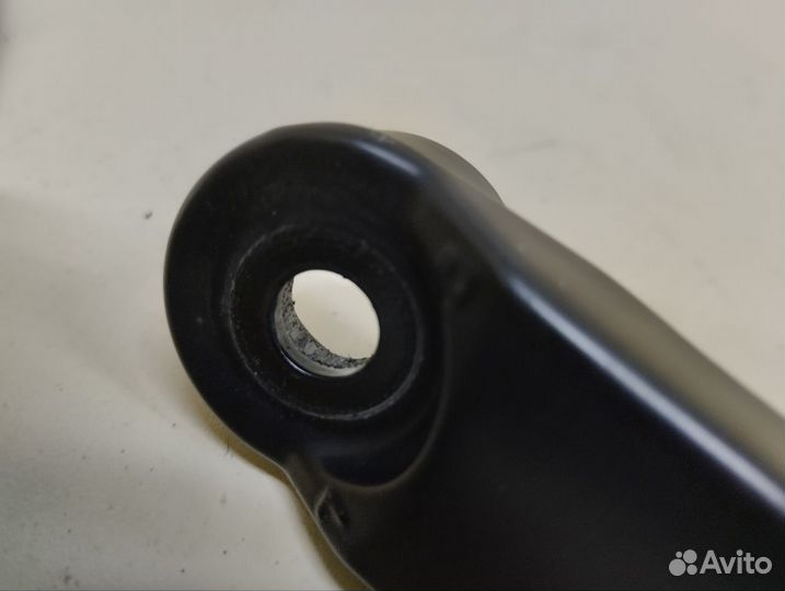 Поводок стеклоочистителя передний левый Toyota Cam