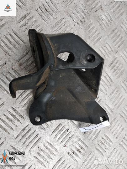 Кронштейн двигателя Volkswagen Passat B4 1995