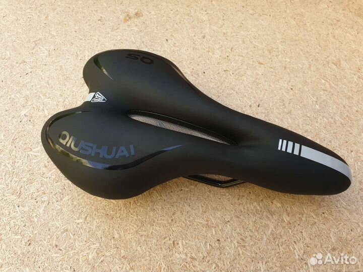 Седло черно-серое с анатомич. отверстием и сеткой