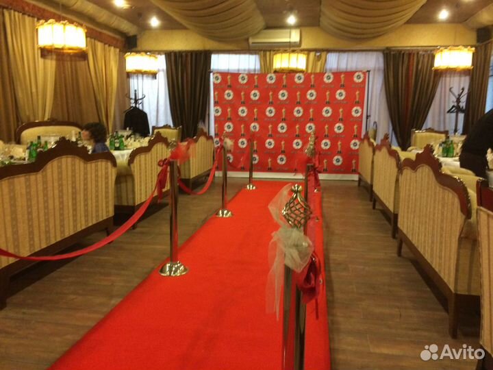 Красная ковровая дорожка + столбики